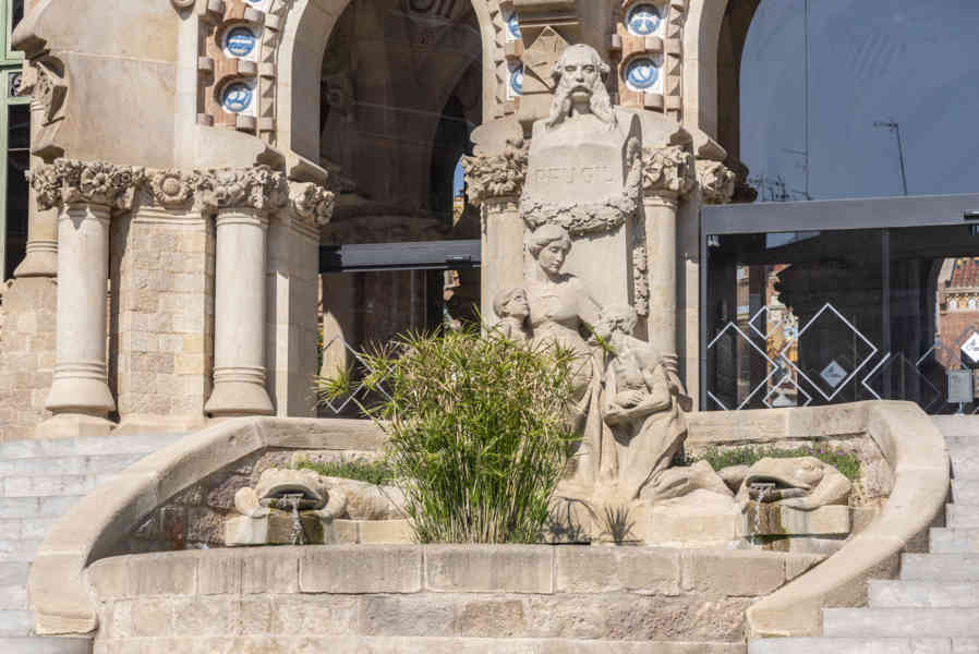 11 - Barcelona - Sant Pau Recinte Modernista - entrada - escultura .jpg